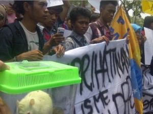 Aksi demo para mahasiswa MIi Walisongo Semarang